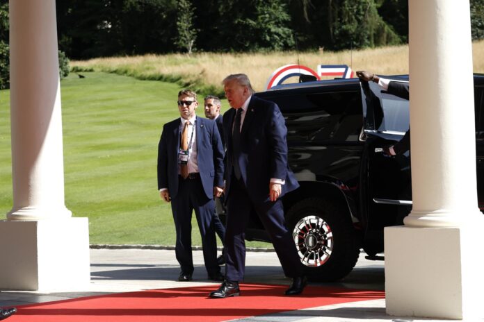 .- El presidente de EE. UU., Donald J. Trump, llega al Hotel Royal antes de la cumbre del G7 en Evian-les-Bains, Francia, el 15 de junio de 2026. La 52.ª Cumbre del G7 se celebra en Evian-les-Bains del 15 al 17 de junio de 2026. (Francia) EFE/EPA/YOAN VALAT
