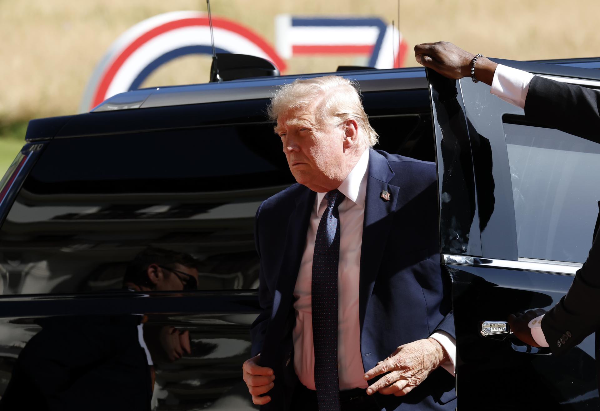 .- El presidente de EE. UU., Donald J. Trump, llega al Hotel Royal antes de la cumbre del G7 en Evian-les-Bains, Francia, el 15 de junio de 2026. La 52.ª Cumbre del G7 se celebra en Evian-les-Bains del 15 al 17 de junio de 2026. (Francia) EFE/EPA/YOAN VALAT