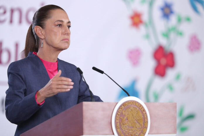 La presidenta de México, Claudia Sheinbaum, habla en una rueda de prensa este lunes en Palacio Nacional de la Ciudad de México (México). EFE/Mario Guzmán

