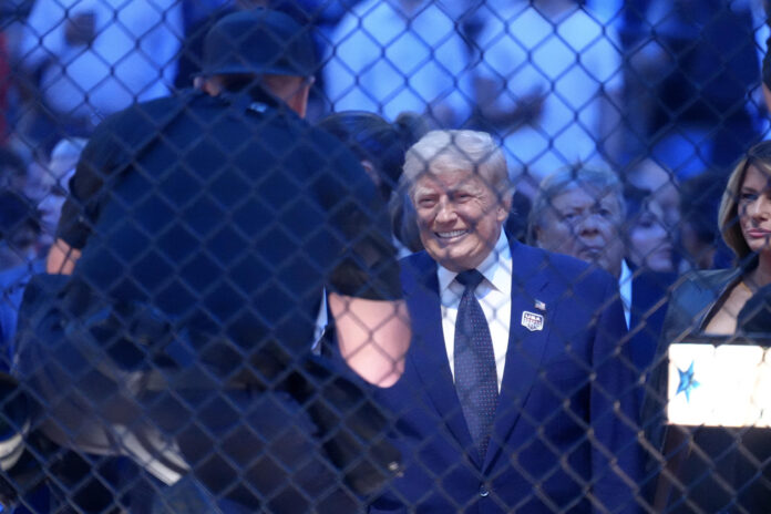 El presidente de Estados Unidos, Donald Trump (c), fue captado este 14 de junio, durante una velada de artes marciales mixtas, con motivo de su cumpleaños 80, en la Casa Blanca, en Washington (EE.UU.). EFE/Octavio Guzmán
