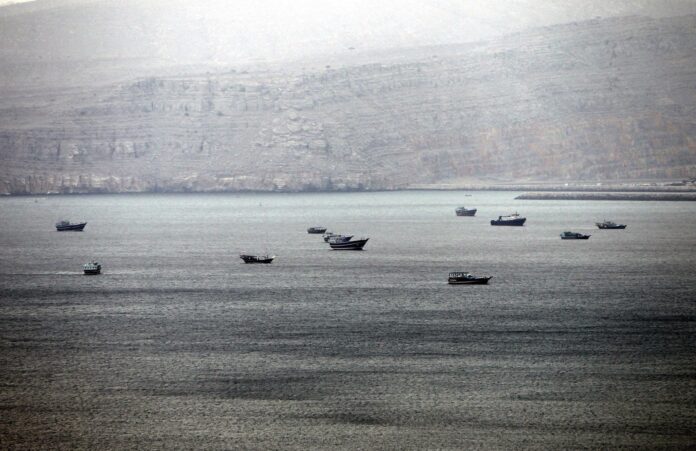 Imagen de archivo de varios barcos comerciales en el Estrecho de Ormuz. EFE/Ali Haider
