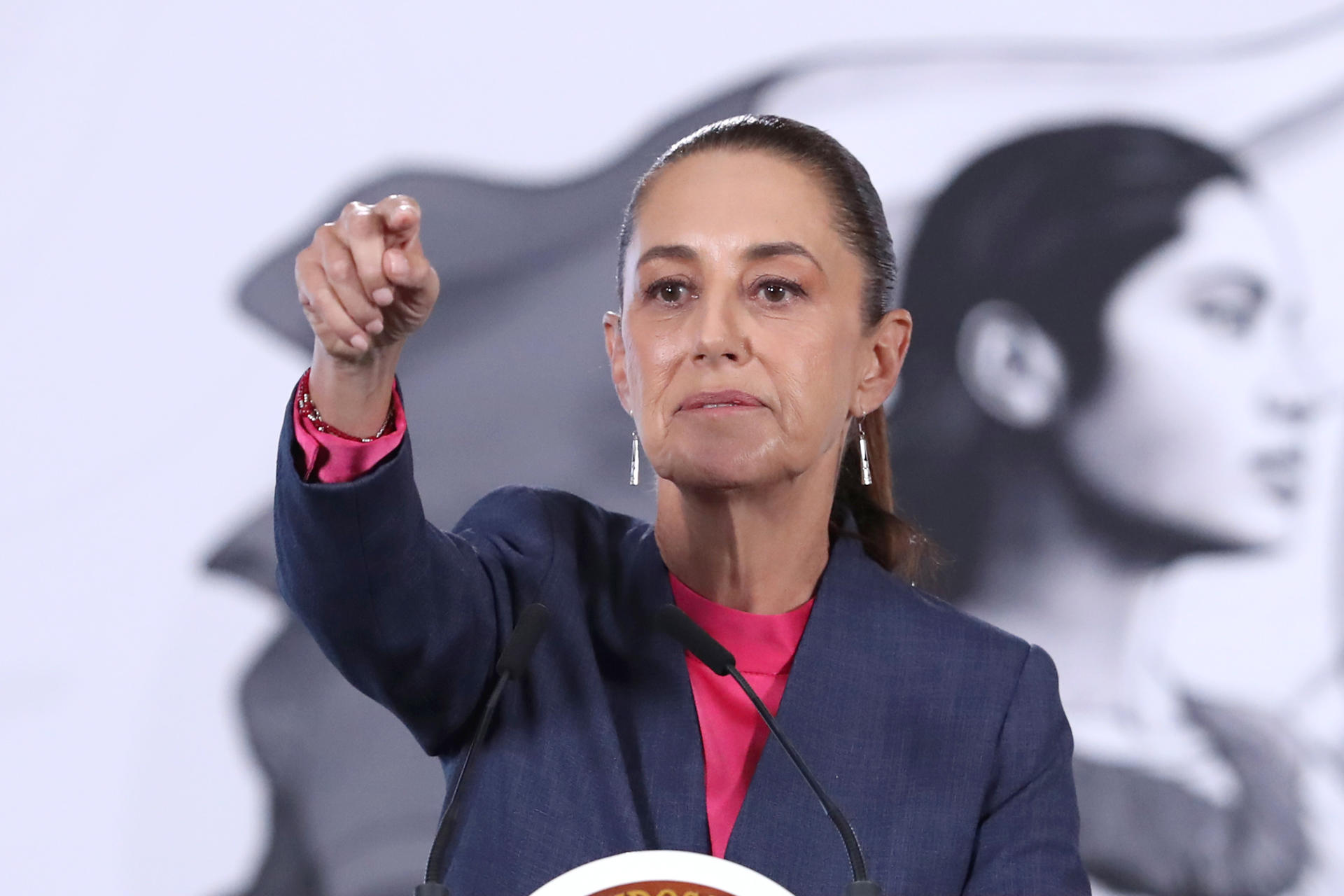La presidenta de México, Claudia Sheinbaum, habla durante una rueda de prensa este lunes en Palacio Nacional de la Ciudad de México (México). EFE/Mario Guzmán