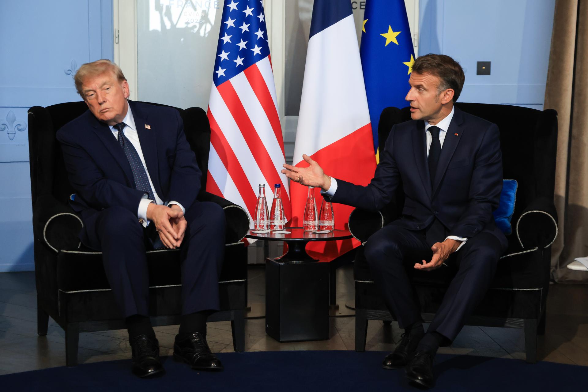 El Presidente de EE.UU. Donald Trump (i) asiste a una reunión bilateral con el Presidente francés Emmanuel Macron al margen de la cumbre del G7 en Evian-les-Bains, centro-este de Francia, el 15 de junio de 2026. La 52ª Cumbre del G7 se celebra en Evian-les-Bains del 15 al 17 de junio de 2026. (Francia) EFE/EPA/LUDOVIC MARIN / POOL MAXPPP OUT