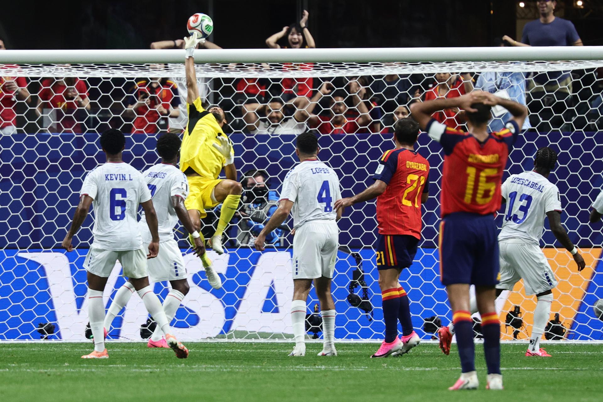 El portero Vozinha durante el partido del grupo H del Mundial 2026 entre España y Cabo Verde, este lunes en el Estadio EFE/EPA/RONALD WITTEK