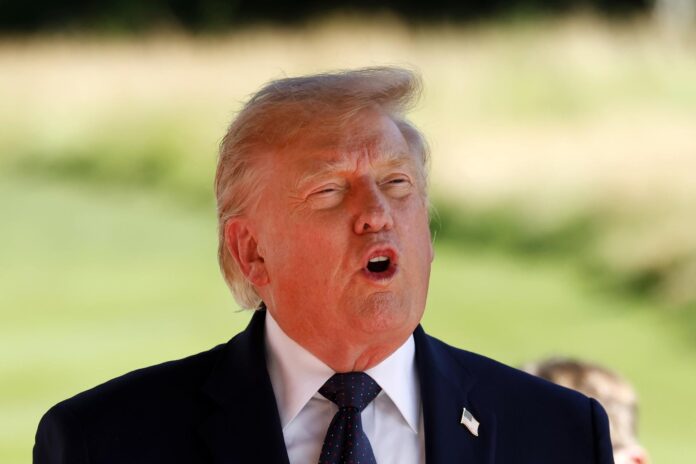 El presidente de Estados Unidos, Donald J. Trump, llega al Hotel Royal antes de la cumbre del G7 en Evian-les-Bains, Francia, el 15 de junio de 2026. La 52.ª Cumbre del G7 se celebra en Evian-les-Bains del 15 al 17 de junio de 2026. . (Francia) EFE/EPA/YOAN VALAT
