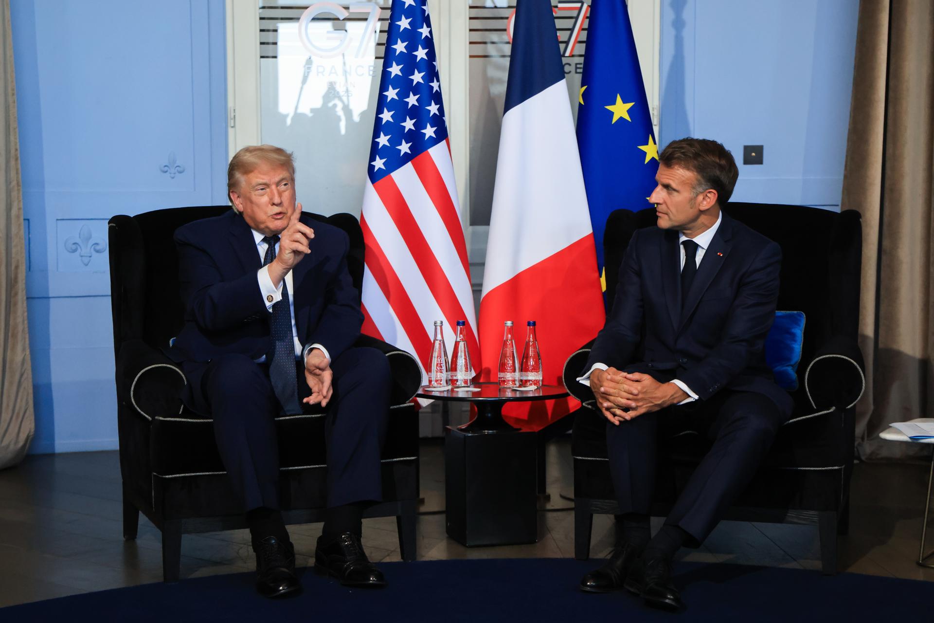 Evian (France), 15/06/2026.- US President Donald Trump (L) attends a bilateral meeting with French President Emmanuel Macron on the sidelines of the G7 summit in Evian-les-Bains, central-eastern France, 15 June 2026. The 52nd G7 Summit takes place in Evian-les-Bains from 15 to 17 June 2026. (Francia) EFE/EPA/LUDOVIC MARIN / POOL MAXPPP OUT