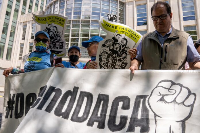 Inmigrantes y activistas se manifiestan para legalizar la situación de los indocumentados. Imagen de archivo. EFE/Ángel Colmenares

