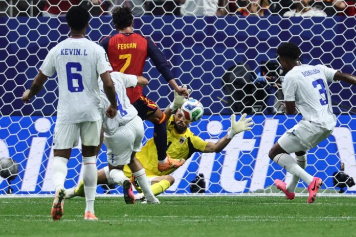 El portero de Cabo Verde, Vozinha (c), en acción ante Ferrán Torres (3i), de España, durante el partido del Mundial 2026 que disputan España y Cabo Verde, en Atlanta. EFE/RONALD WITTEK
