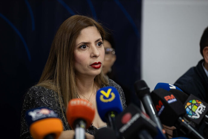 La diputada de la Asamblea Nacional Nora Bracho habla durante una rueda de prensa del Grupo Parlamentario Libertad este lunes, en Caracas (Venezuela). EFE/ Ronald Peña
