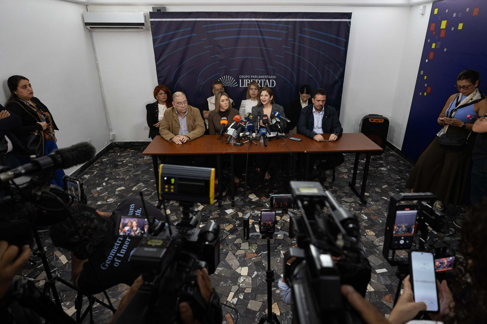 La diputada de la Asamblea Nacional Nora Bracho habla durante una rueda de prensa del Grupo Parlamentario Libertad este lunes, en Caracas (Venezuela). EFE/ Ronald Peña