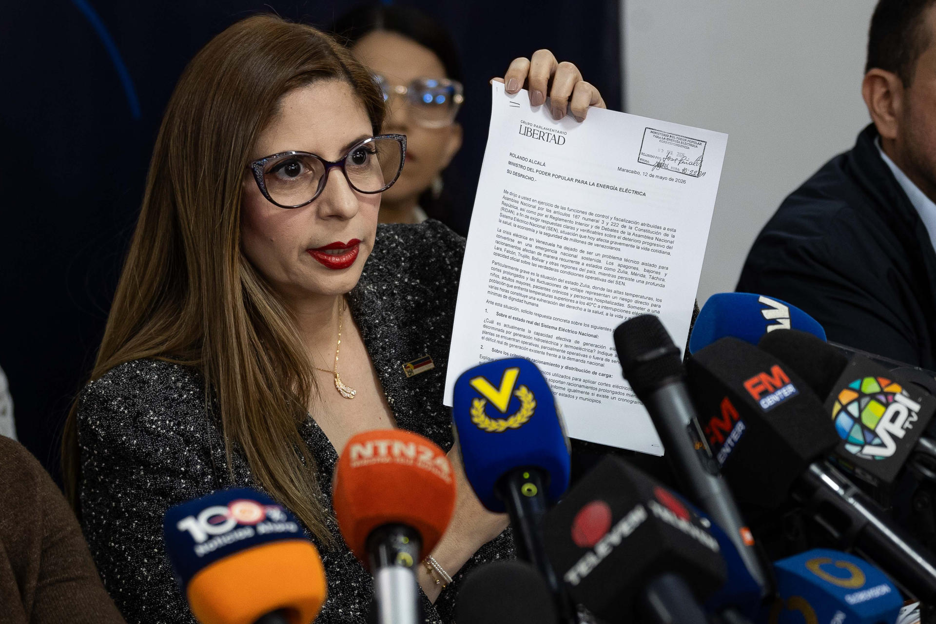 La diputada de la Asamblea Nacional Nora Bracho habla durante una rueda de prensa del Grupo Parlamentario Libertad este lunes, en Caracas (Venezuela). EFE/ Ronald Peña