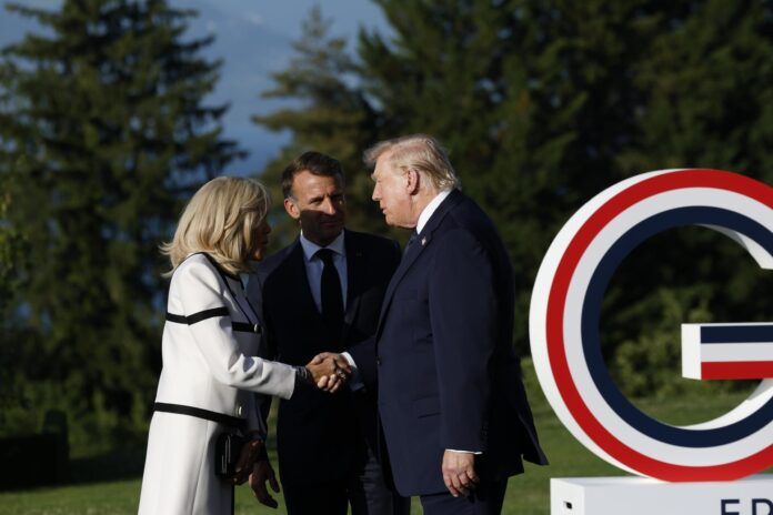 - El presidente francés, Emmanuel Macron (C), y su esposa Brigitte Macron (I), dan la bienvenida al presidente de Estados Unidos, Donald J. Trump (D), en el Hotel Royal antes de la cumbre del G7 en Evian-les-Bains, Francia, el 15 de junio de 2026. La 52ª Cumbre del G7 se celebra en Evian-les-Bains del 15 al 17 de junio de 2026. (Francia) EFE/EPA/YOAN VALAT
