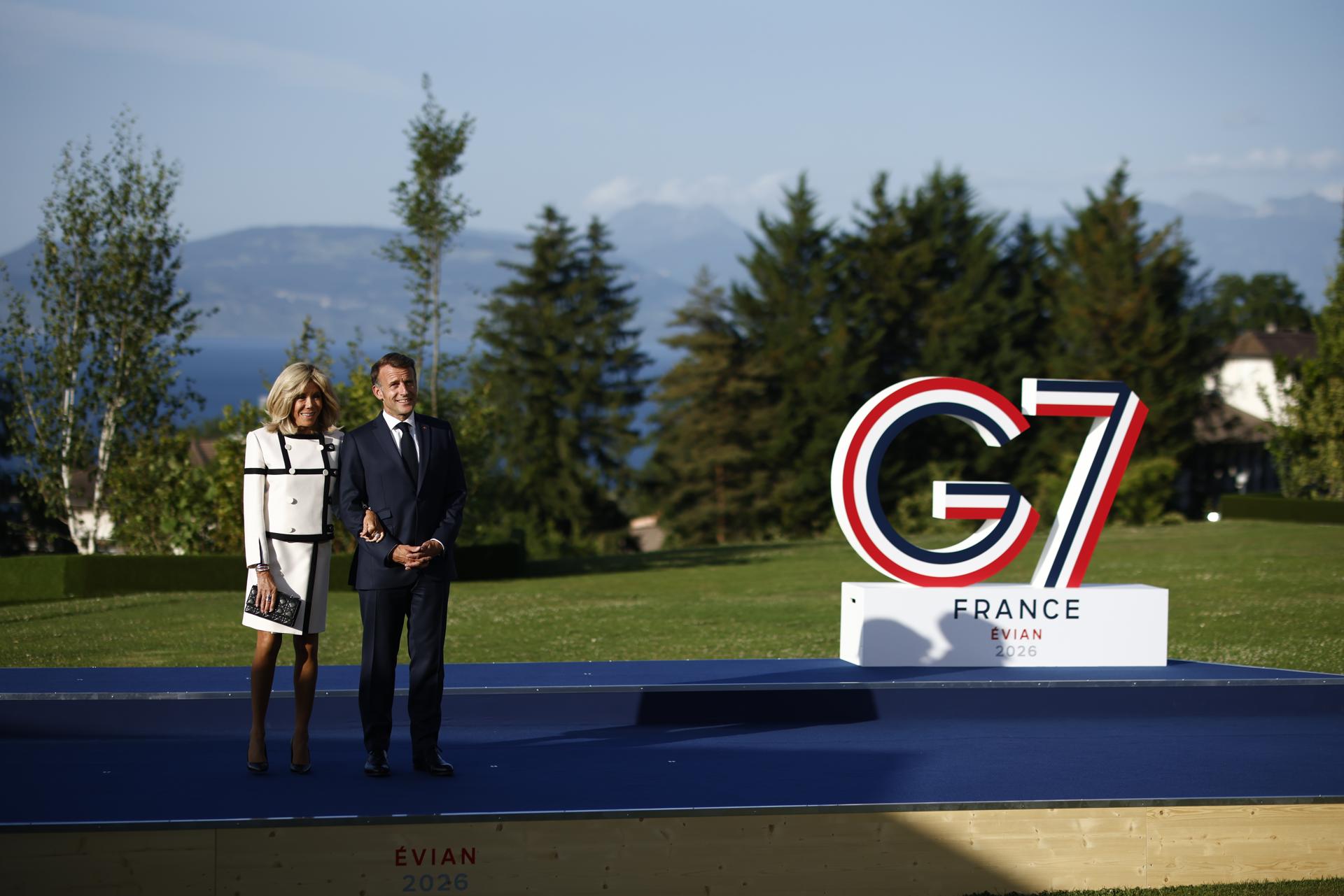- El presidente francés Emmanuel Macron (D) y su esposa Brigitte Macron (I) esperan la llegada de los jefes de Estado y de Gobierno del G7 en el Hotel Royal antes de la cumbre del G7 en Evian-les-Bains, Francia, 15 de junio de 2026. La 52ª Cumbre del G7 se celebra en Evian-les-Bains del 15 al 17 de junio de 2026. (Francia) EFE/EPA/YOAN VALAT
