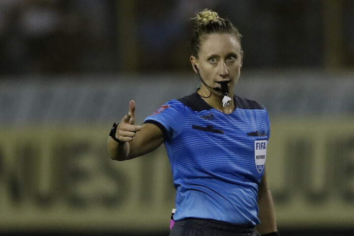 Fotografía de archivo del 7 de septiembre de 2022 en la que se observa a la árbitra estadounidense Tori Penso durante un partido de la Liga de Campeones de la Concacaf entre Alianza y Alajualense en el estadio Cuscatlán en San Salvador (El Salvador). EFE/Rodrigo Sura
