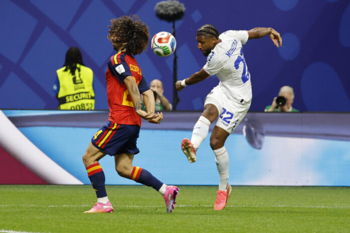 El defensa español Marc Cucurella (i) disputa un balón ante el defensa de Cabo Verde Steven Moreira durante el partido del grupo H del Mundial 2026 entre España y Cabo Verde, este lunes en el Estadio Atlanta. EFE/ Lavandeira Jr
