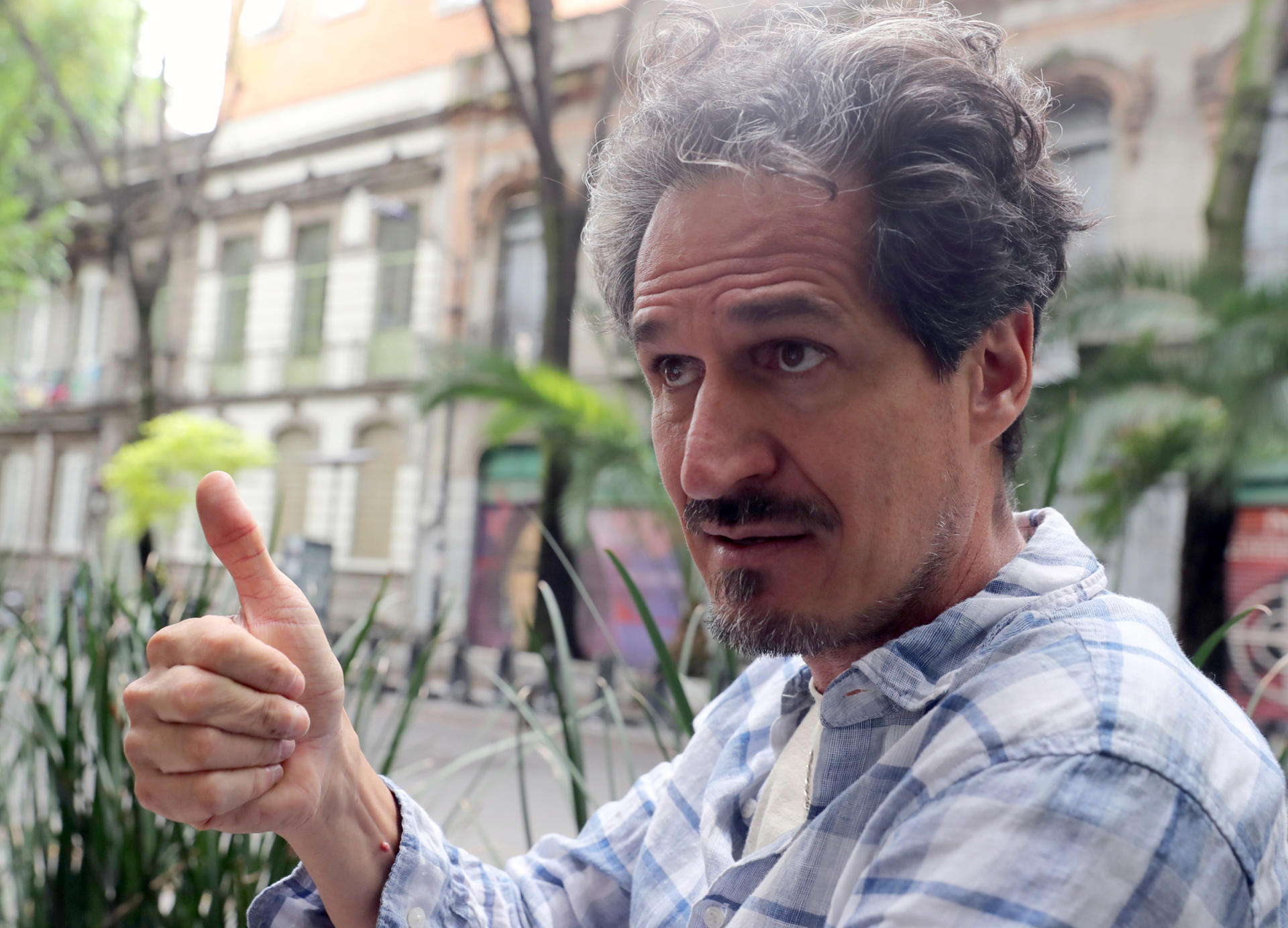 Sergio Juaricua, vecino de la colonia Juárez, habla durante una entrevista con EFE este lunes, en la Ciudad de México (México). EFE/Mario Guzmán
