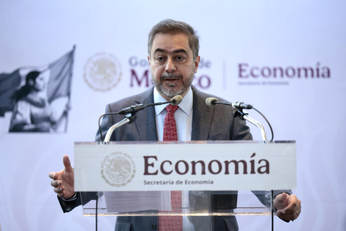 El director del Instituto Mexicano de la Propiedad Industrial (IMPI), Vidal Llerenas, habla durante una rueda de prensa este lunes, en Ciudad de México (México). EFE/ José Méndez
