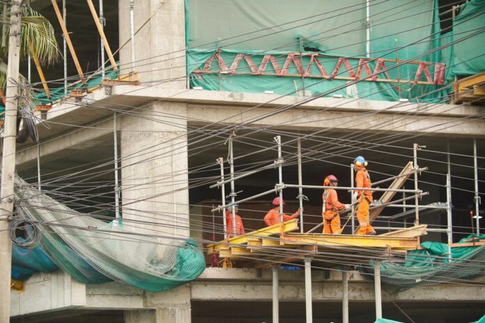 Fotografía de archivo de un grupo de obreros en una construcción en San Isidro, el distrito financiero de Lima (Perú). EFE/Christian Ugarte
