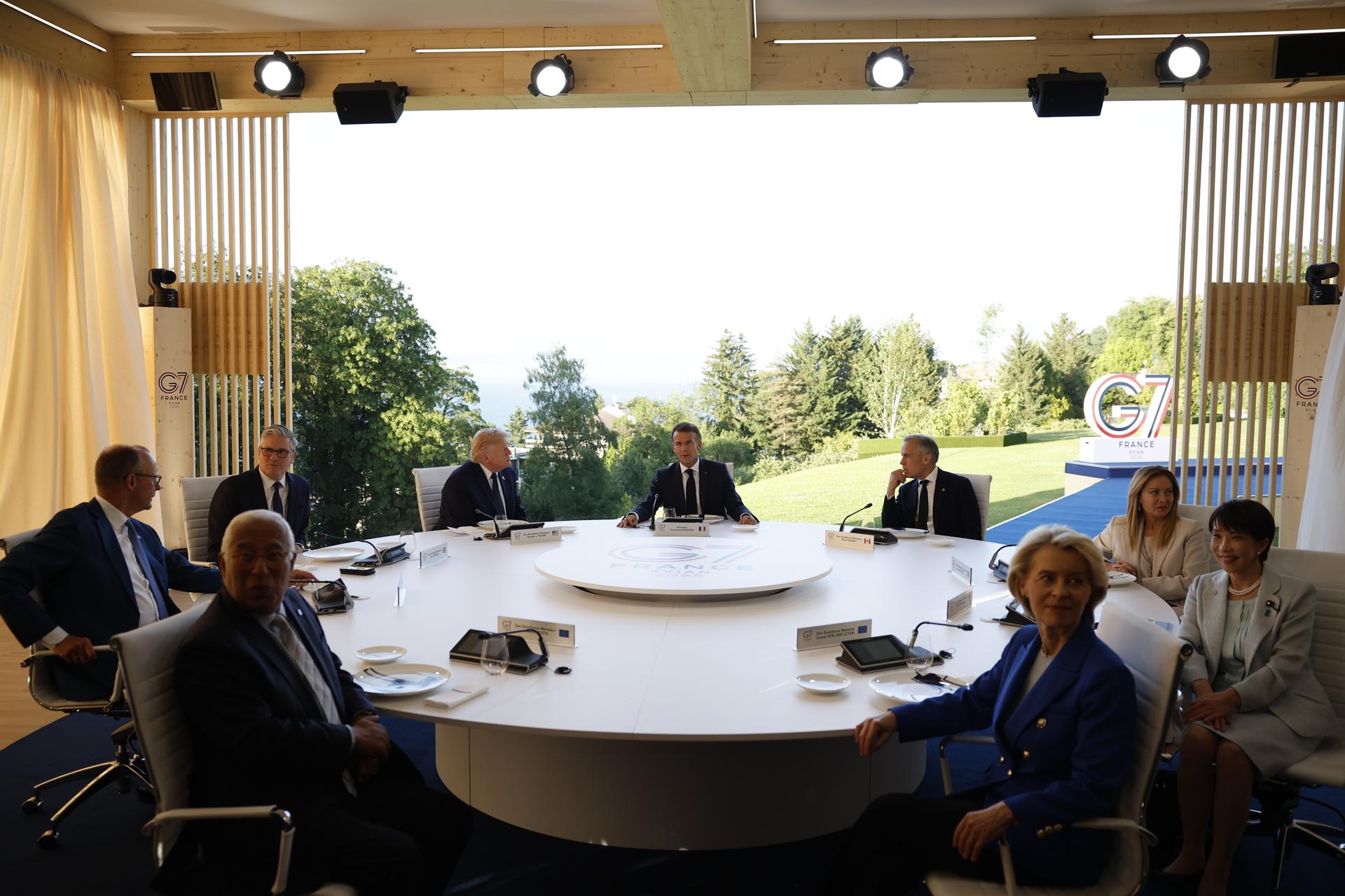 - (I-D) Canciller de Alemania Friedrich Merz, Primer Ministro de Gran Bretaña Keir Starmer, Presidente de EE. UU. Donald Trump, Presidente de Francia Emmanuel Macron, Primer Ministro de Canadá Mark Carney, Primera Ministra de Italia Giorgia Meloni, Primera Ministra de Japón Sanae Takaichi, y Presidente del Consejo Europeo Antonio Costa (Frente I) y Presidenta de la Comisión Europea Ursula Von Der Leyen (Frente I) asisten a una cena de trabajo en el Hotel Royal durante la cumbre del G7 en Evian-les-Bains, Francia, 15 de junio de 2026. La 52ª Cumbre del G7 tiene lugar en Evian-les-Bains del 15 al 17 de junio de 2026. (Francia, Alemania, Italia, Japón, Reino Unido) EFE/EPA/YOAN VALAT
