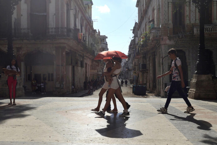 Fotografía de archivo del 02 de mayo de 2026 que muestra a personas caminando por una calle en La Habana (Cuba). EFE/ Ernesto Mastrascusa/ ARCHIVO
