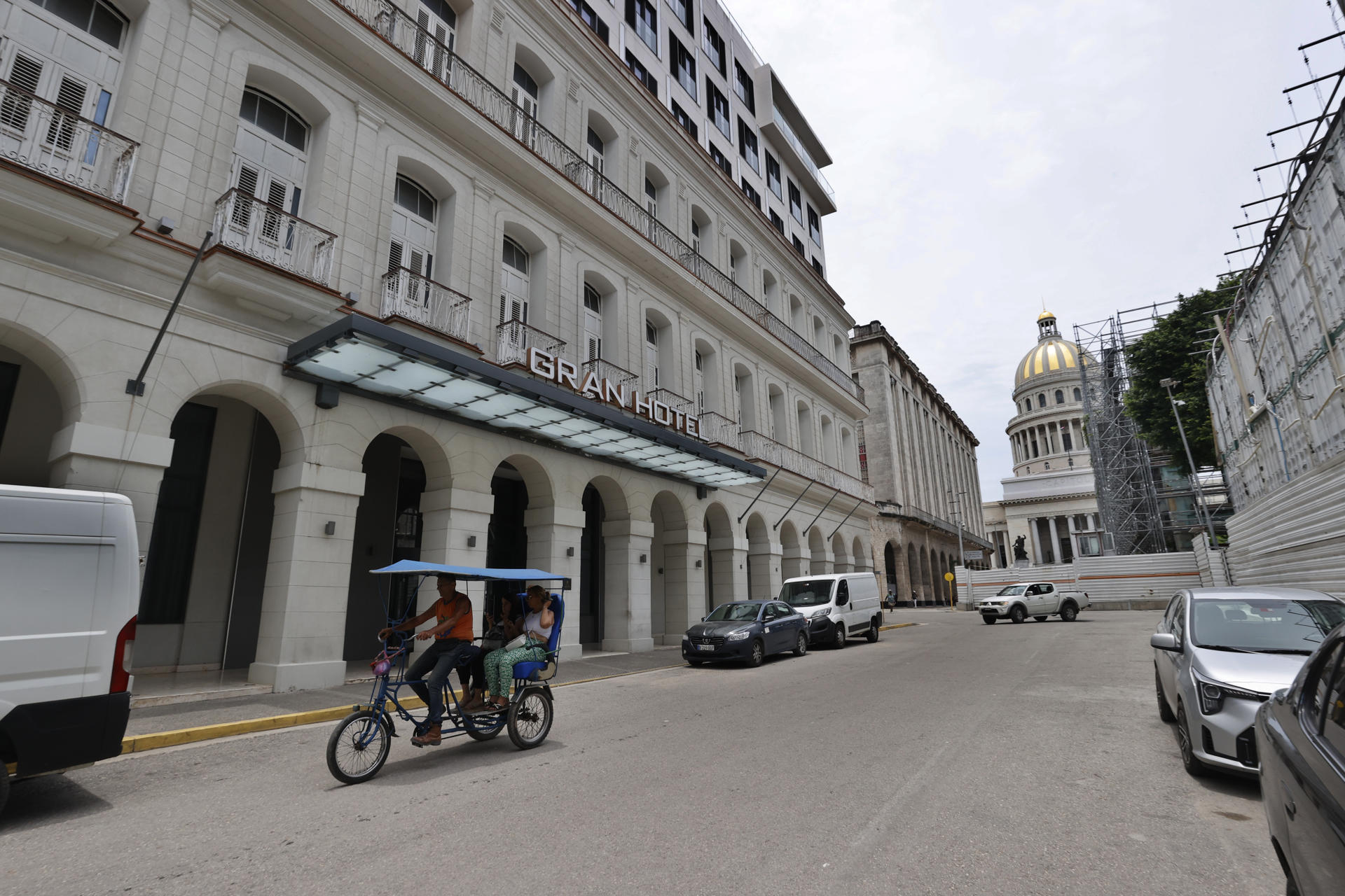 Fotografía del 3 de junio de 2026 que muestra personas pasando frente a un hotel, en La habana (Cuba). EFE/ Ernesto Mastrascusa