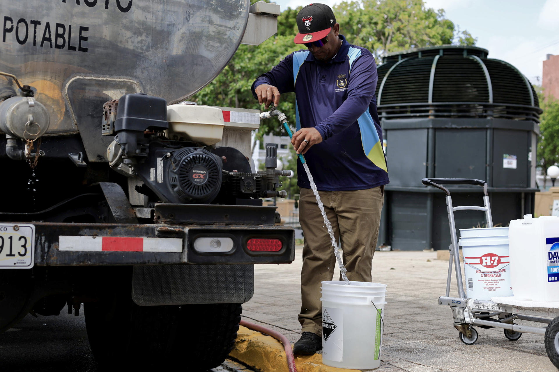 Un hombre se abastece de agua tras la interrupción del servicio este lunes, en San Juan (Puerto Rico). EFE/Thais Llorca