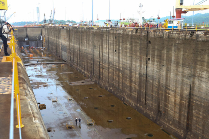 Fotografía que muestra las obras del reacondicionamiento de las esclusas centenarias de Gatún este lunes, en el Canal de Panamá en Colón (Panamá). EFE/ Carlos Lemos

