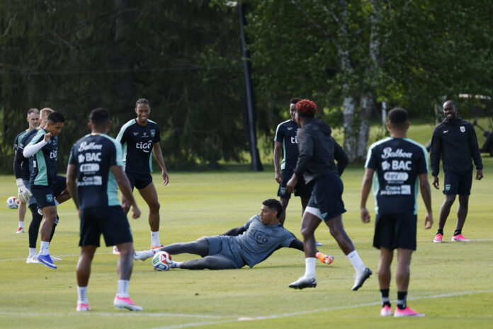 Jugadores de la selección de Panamá se entrenan este lunes en el complejo deportivo de Nottawasaga, en Ontario de cara al debut en el Mundial contra Ghana. EFE/ Bienvenido Velasco
