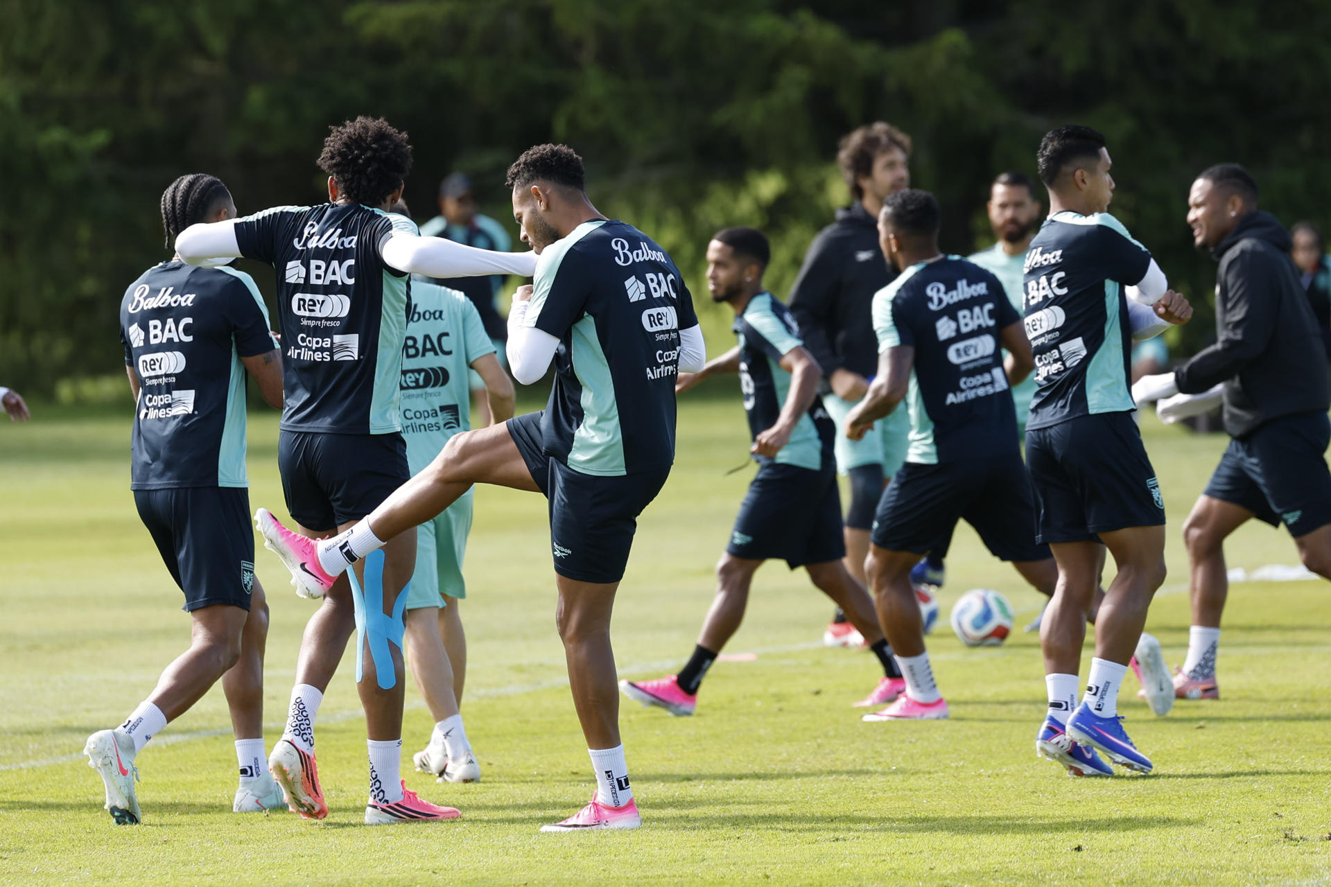 Jugadores de la selección de Panamá se entrenan este lunes en el complejo deportivo de Nottawasaga, en Ontario de cara al debut en el Mundial contra Ghana. EFE/ Bienvenido Velasco