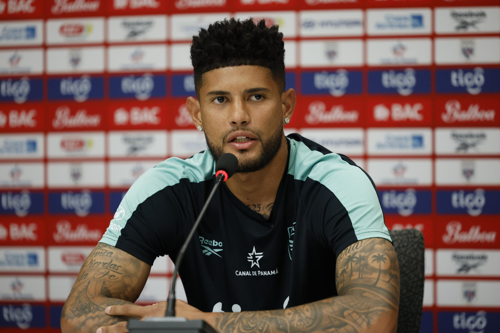 El defensa de la selección de Panamá Andrés Andrade dijo este lunes a periodistas durante una conferencia en Ontario que el trabajo hecho durante la concentración y la confianza del grupo han producido grandes sensaciones de cara al debut en el mUNDIAL contra Ghana. EFE/ Bienvenido Velasco