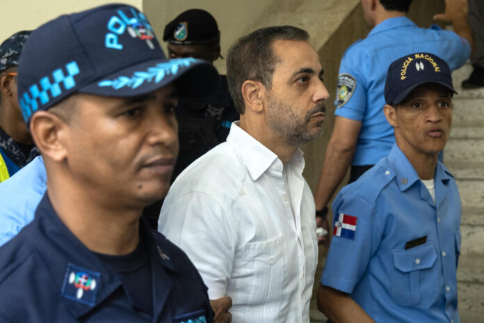 El propietario de la discoteca Jet Set, Antonio Espaillat (c), sale de una audiencia este lunes, en el Palacio de Justicia en Santo Domingo (República Dominicana). EFE/ Orlando Barría
