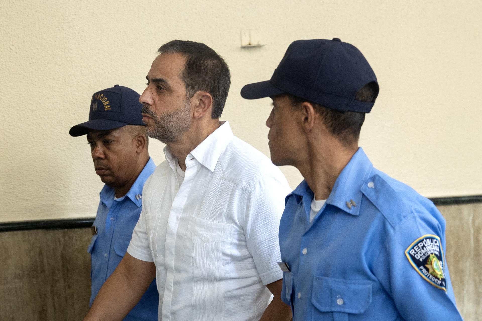 El propietario de la discoteca Jet Set, Antonio Espaillat (c), asiste a una audiencia este lunes, en el Palacio de Justicia en Santo Domingo (República Dominicana). EFE/ Orlando Barría
