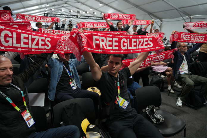 Un grupo de periodistas deportivos franceses fue captado este 15 de junio al exigir la liberación de su colega Christophe Gleizes, encarcelado en Argelia, durante la rueda de prensa de la selección gala de fútbol antes de su debut en el Mundial FIFA 2026, en New Jersey (EE.UU.).- EFE/Ángel Colmenares
