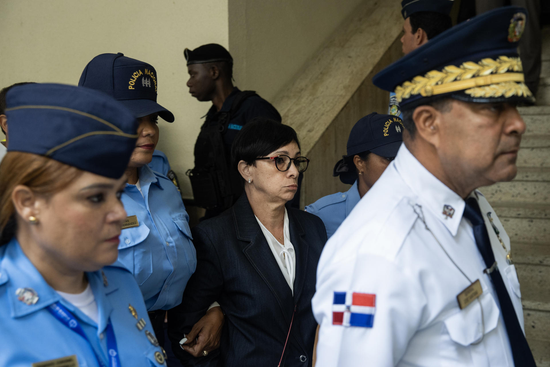 Maribel Espaillat (c), propietaria de la discoteca Jet Set en la que murieron 236 personas en abril de 2025, fue captada este 15 de junio a su salida de una audiencia en el Palacio de Justicia, en Santo Domingo (República Dominicana). EFE/Orlando Barría