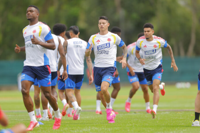 El jugador de la selección de Colombia James Rodríguez, durante el entrenamiento de la selección de fútbol de Colombia este lunes en la Academia Atlas, ubicado en Zapopan, Jalisco (México).- EFE/ Francisco Guasco
