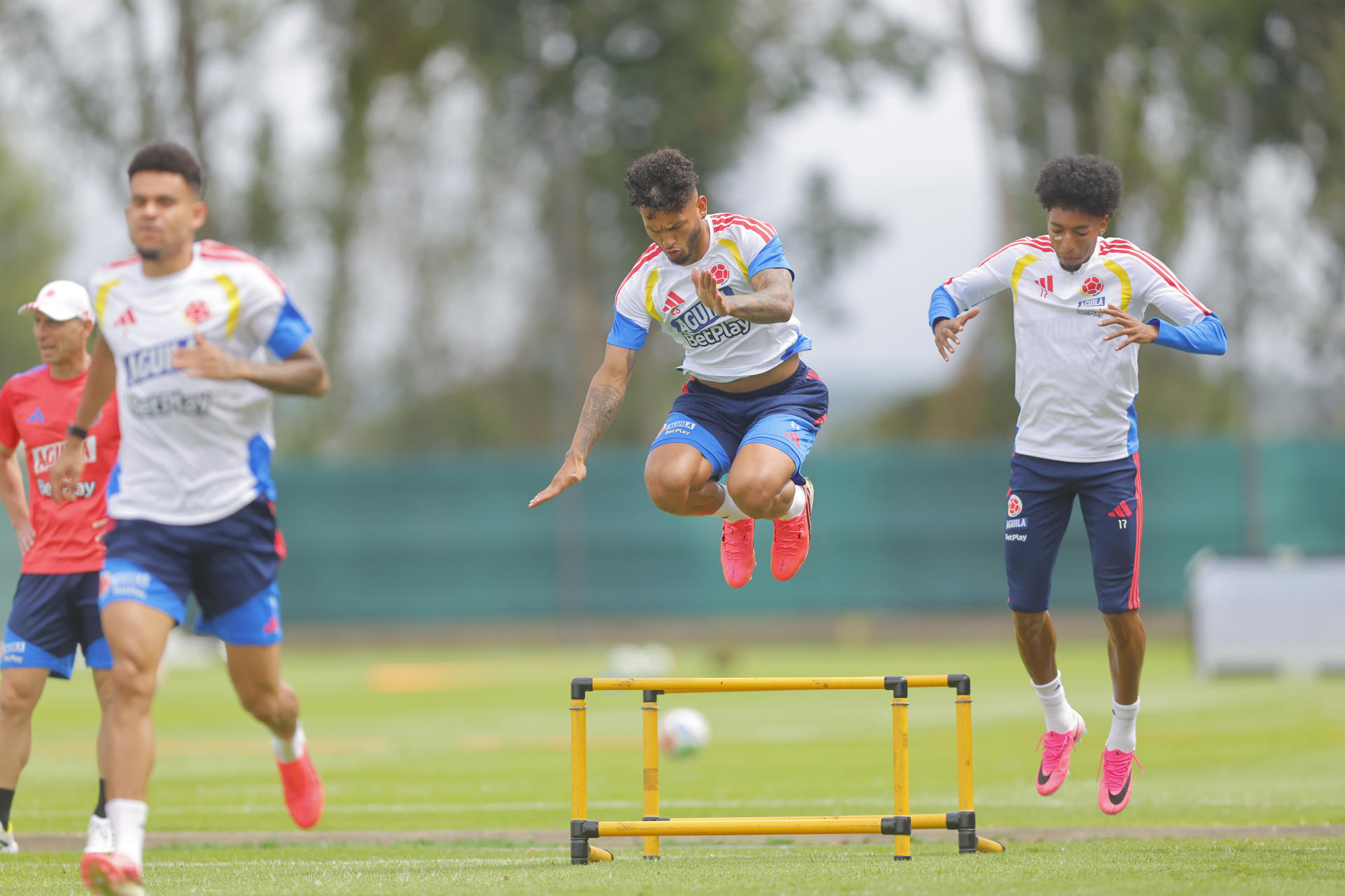 Los jugadores de la selección de Colombia durante el entrenamiento este lunes en la Academia Atlas, ubicado en Zapopan, Jalisco (México).- EFE/ Francisco Guasco