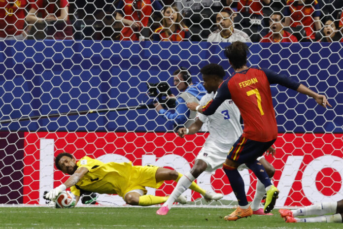 El delantero de España Ferran Torres (d) efectúa un lanzamiento durante el partido del grupo H del Mundial 2026 entre España y Cabo Verde, este lunes en el Estadio Atlanta. EFE/ Lavandeira Jr
