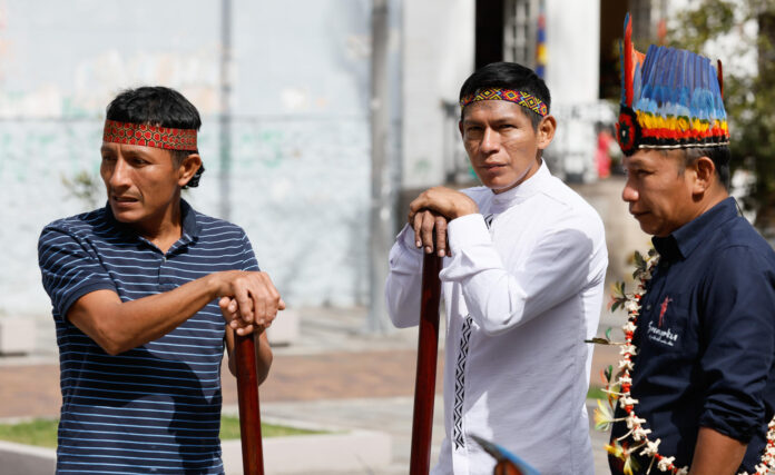 Indígenas de la comunidad Sarayaku esperan afuera de la Asamblea Nacional este lunes, en Quito (Ecuador). EFE/ José Jácome
