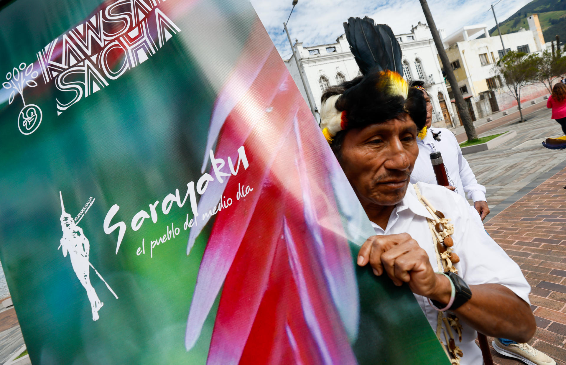 Un indígena de la comunidad Sarayaku sostiene un cartel este lunes, afuera de la Asamblea Nacional, en Quito (Ecuador). EFE/ José Jácome
