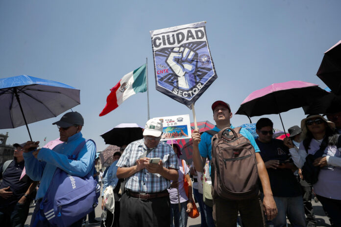 La Coordinadora Nacional de Trabajadores de la Educación (CNTE) exigió este lunes una postura formal de la presidenta de México, Claudia Sheinbaum, tras sus declaraciones en las que amagó con suspender la interlocución con el magisterio disidente, debido a las recientes protestas masivas durante la celebración de la Copa Mundial FIFA 2026. Imagen de archivo. EFE/Isaac Esquivel
