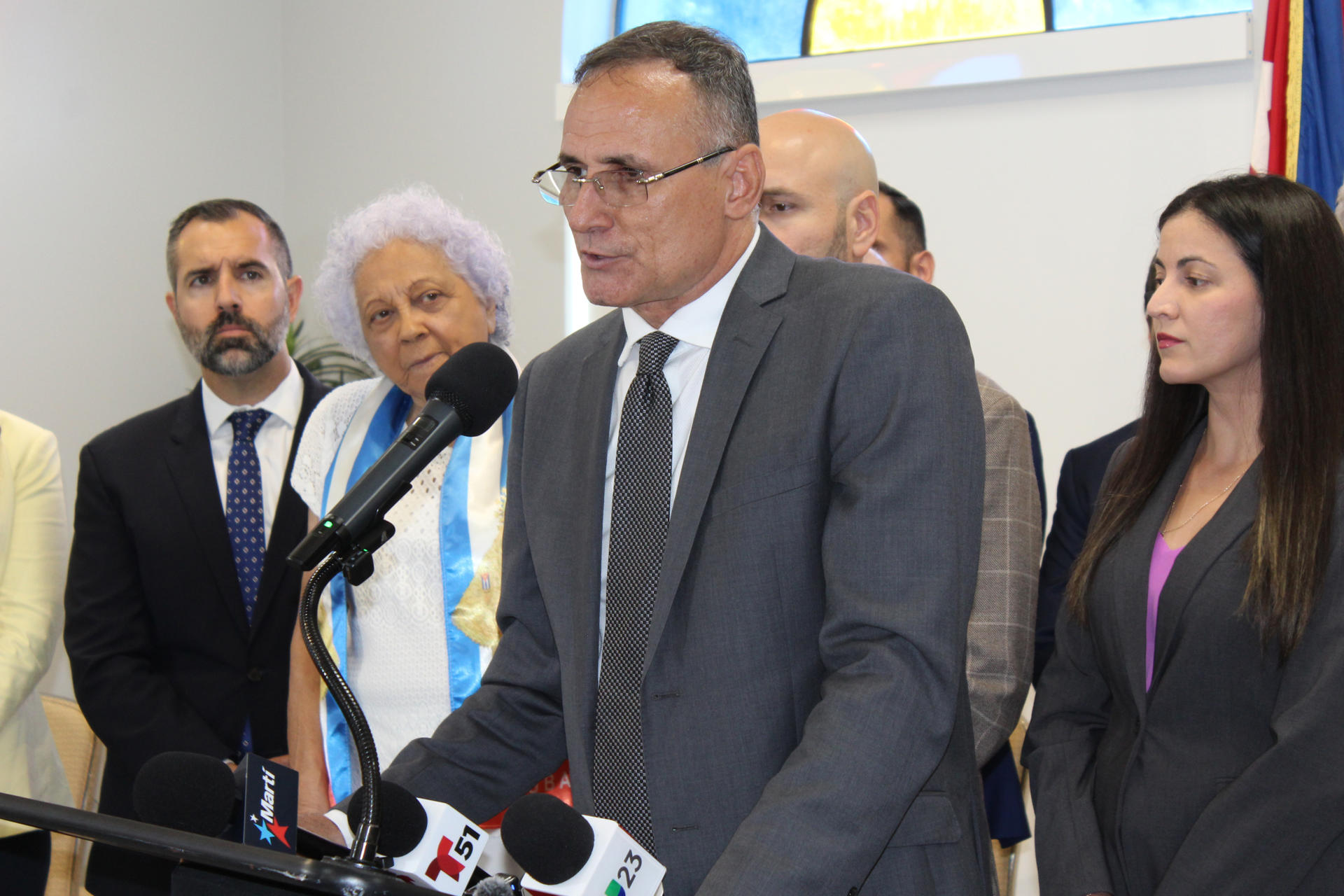 El líder desde 2025 de los disidentes cubanos exiliados en Miami, José Daniel Ferrer (c), fue captado este 15 de junio, durante una rueda de prensa, en Miami (FL, EE.UU.). EFE/Pedro Pablo Cortés