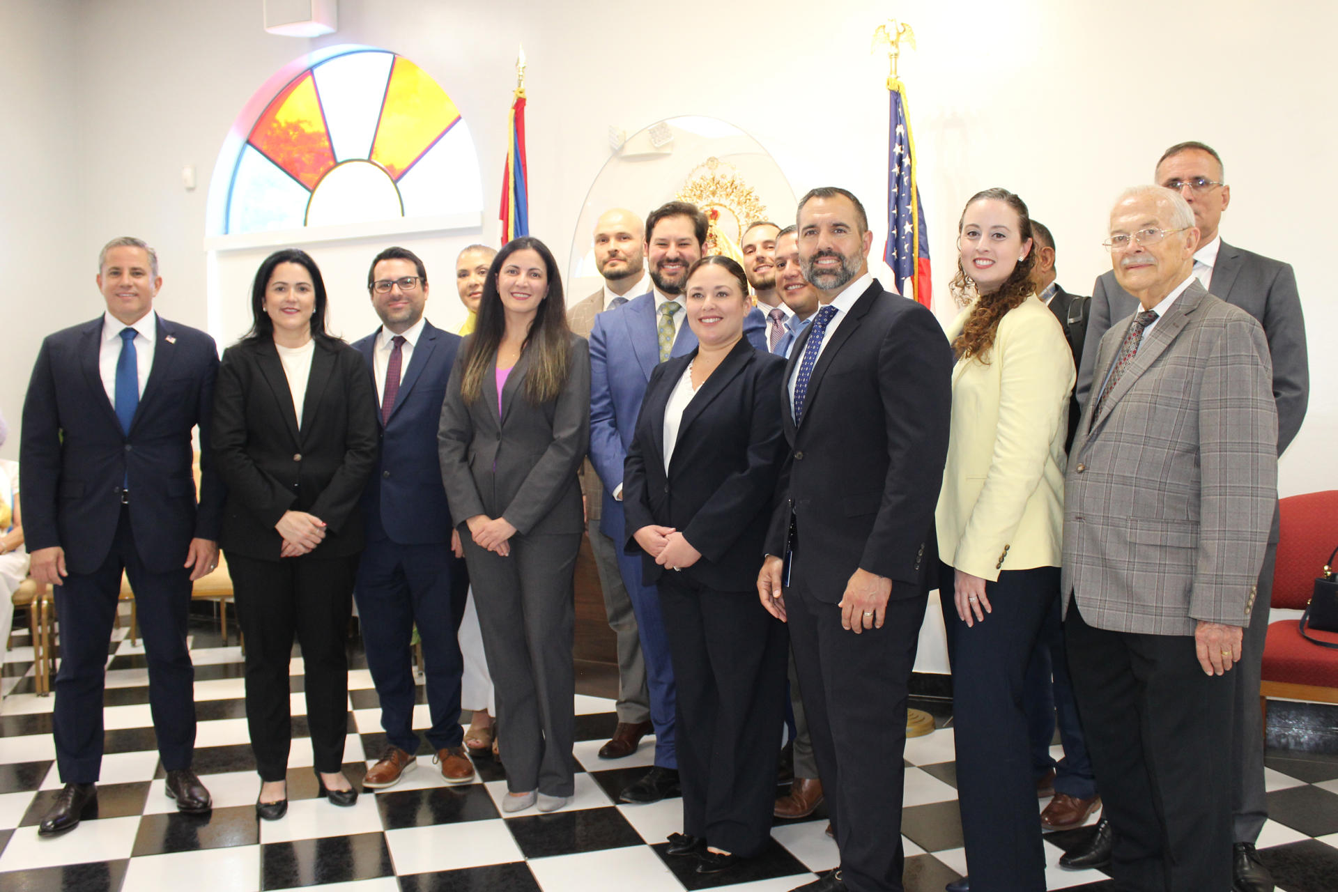 Opositores cubanos agrupados en el Acuerdo de Liberación y la Asociación de Abogados Cubanoestadounidenses (CABA, en inglés) posan este lunes, después de anunciar una campaña para reclutar especialistas legales en la isla y la diáspora para preparar las bases de una "Cuba libre", un escenario que prevén este año. EFE/ Pedro Pablo Cortés