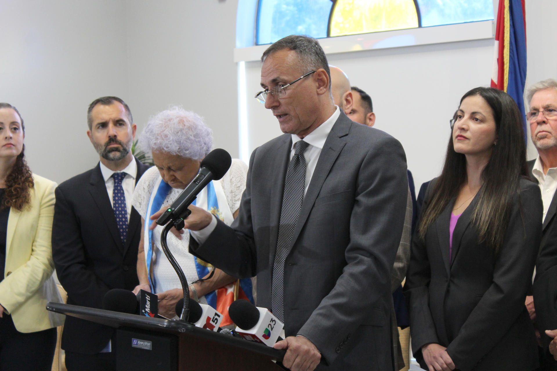 El líder de disidentes cubanos exiliado en Miami desde 2025, José Daniel Ferrer (c), habla en una rueda de prensa este lunes, en Miami (EE.UU.). EFE/ Pedro Pablo Cortés