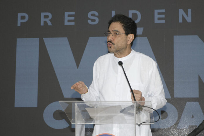 El candidato de la izquierda a la Presidencia de Colombia, Iván Cepeda, fue captado ester 15 de junio, durante una rueda de prensa, en Barranquilla (Colombia). EFE/Ricardo Maldonado
