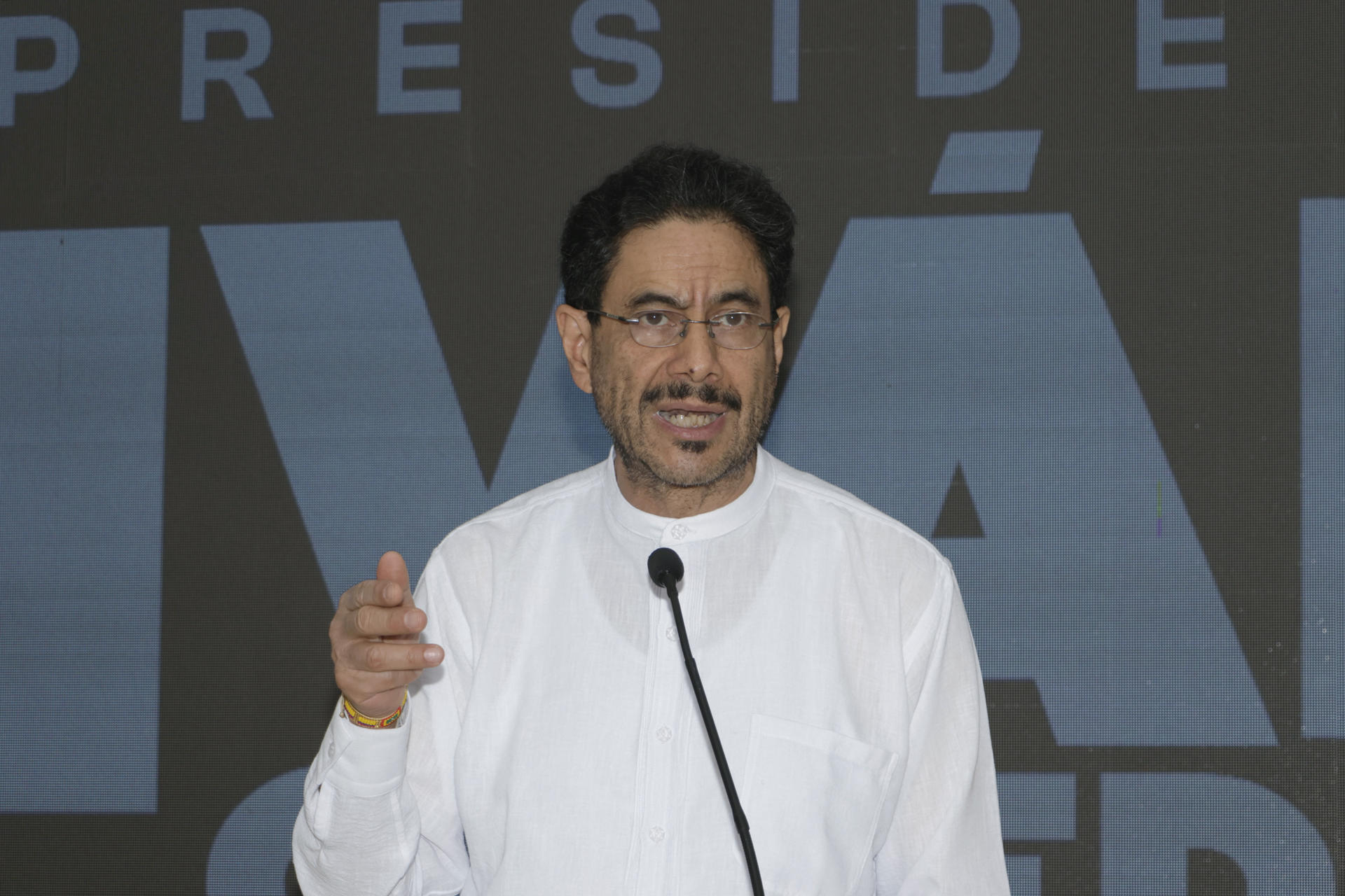 El candidato de la izquierda a la Presidencia de Colombia, Iván Cepeda, fue captado ester 15 de junio, durante una rueda de prensa, en Barranquilla (Colombia). EFE/Ricardo Maldonado
