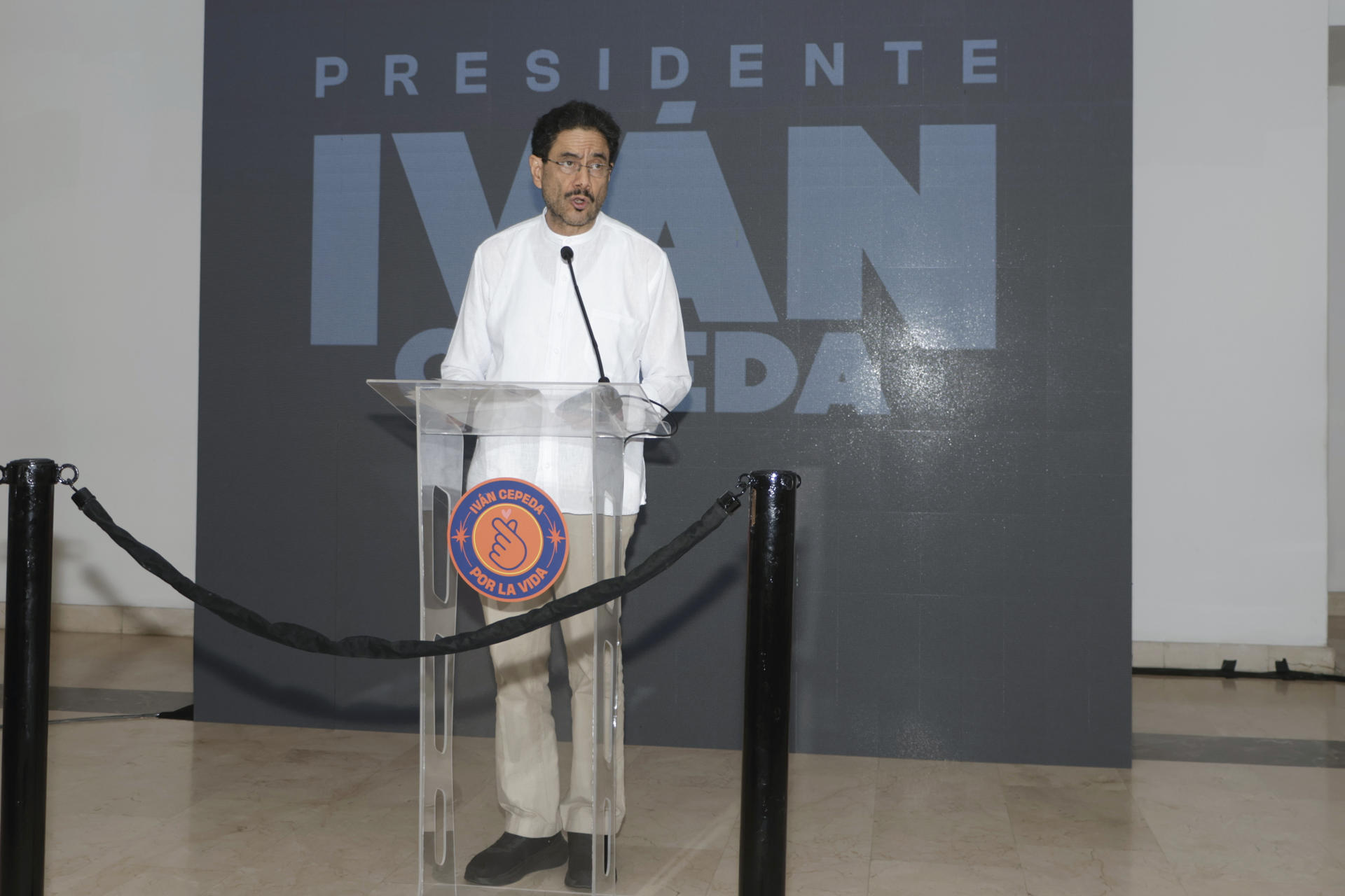 El candidato de la izquierda a la Presidencia de Colombia, Iván Cepeda, fue captado ester 15 de junio, durante una rueda de prensa, en Barranquilla (Colombia). EFE/Ricardo Maldonado
