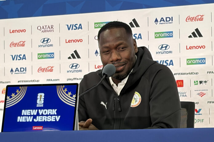 El seleccionador de Senegal, Pape Thiaw, habla en una rueda de prensa en New Jersey (Estados Unidos). EFE/ Jan Téllez Asensio
