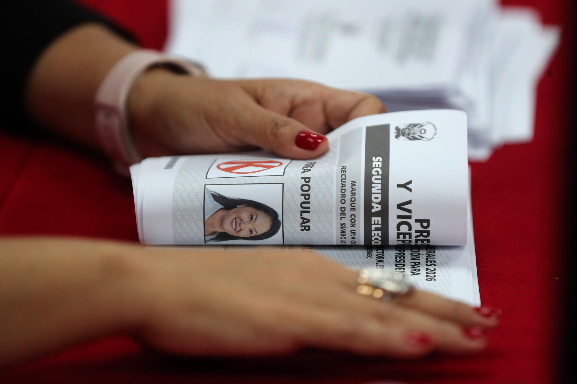 Detalle del reconteo de votos por parte de integrantes del Jurado Electoral Especial de Lima Centro 2 (JEE LC 2), este 15 de junio, en Lima (Perú). EFE/Paolo Aguilar
