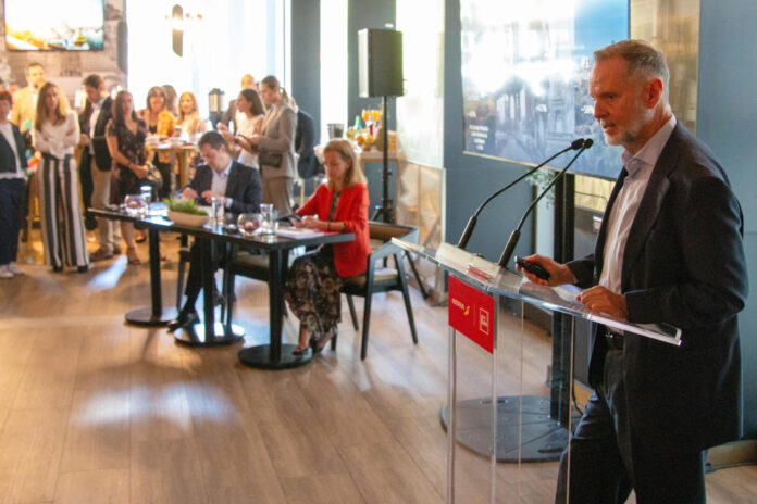 El director corporativo de Iberia, Juan Cierco (d), habla durante la presentación de la nueva ruta de la aerolínea entre Madrid y Toronto este lunes, en Toronto (Canadá). EFE/ Julio César Rivas
