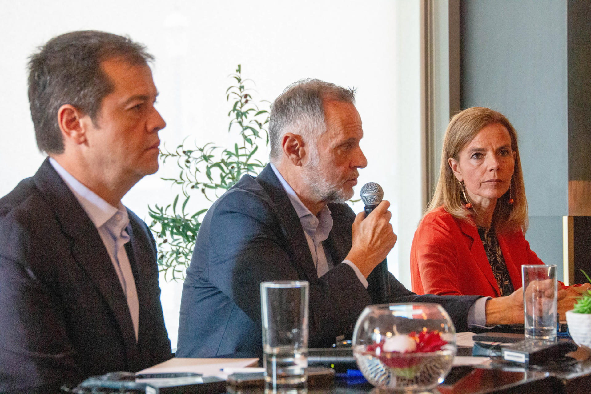 El viceconsejero de Cultura, Turismo y Deporte de la Comunidad de Madrid, Luis Martín Izquierdo (i); el director corporativo de Iberia, Juan Cierco (c); y la concejal delegada de Turismo del Ayuntamiento de Madrid, Almudena Maíllo, participan en la presentación de la nueva ruta de la aerolínea entre Madrid y Toronto este lunes, en Toronto (Canadá). EFE/ Julio César Rivas

